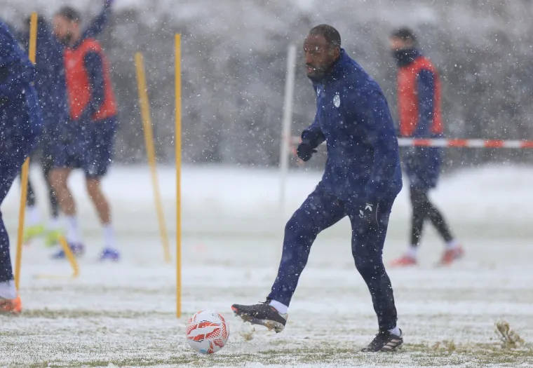 Na treningu Dinama kape, &scaron;alovi i termo donje rublje, a njih dvojica 'luđaka' se skinula