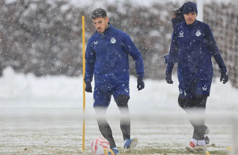 Na treningu Dinama kape, &scaron;alovi i termo donje rublje, a njih dvojica 'luđaka' se skinula