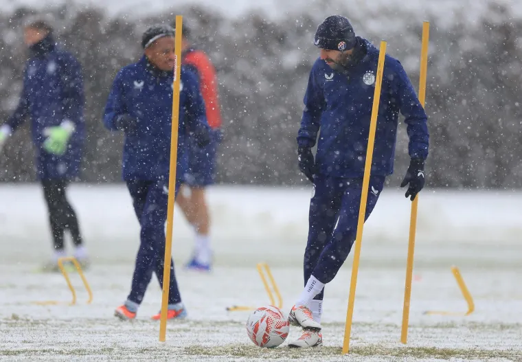 Na treningu Dinama kape, &scaron;alovi i termo donje rublje, a njih dvojica 'luđaka' se skinula