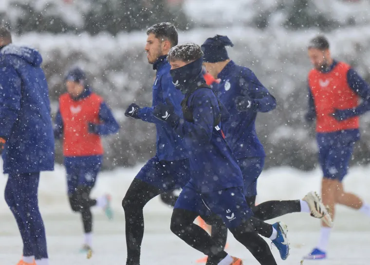 Na treningu Dinama kape, &scaron;alovi i termo donje rublje, a njih dvojica 'luđaka' se skinula