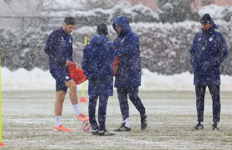 Na treningu Dinama kape, &scaron;alovi i termo donje rublje, a njih dvojica 'luđaka' se skinula