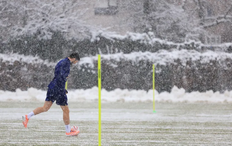 Na treningu Dinama kape, &scaron;alovi i termo donje rublje, a njih dvojica 'luđaka' se skinula