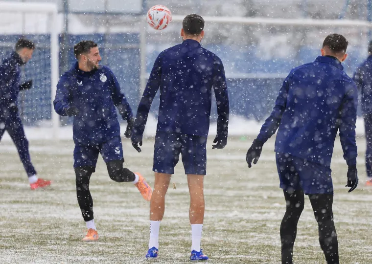 Na treningu Dinama kape, &scaron;alovi i termo donje rublje, a njih dvojica 'luđaka' se skinula