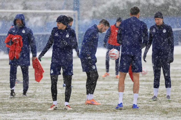 Na treningu Dinama kape, &scaron;alovi i termo donje rublje, a njih dvojica 'luđaka' se skinula