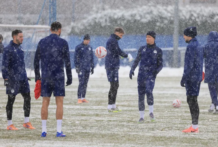 Na treningu Dinama kape, &scaron;alovi i termo donje rublje, a njih dvojica 'luđaka' se skinula