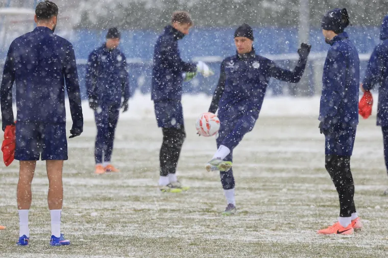 Na treningu Dinama kape, &scaron;alovi i termo donje rublje, a njih dvojica 'luđaka' se skinula