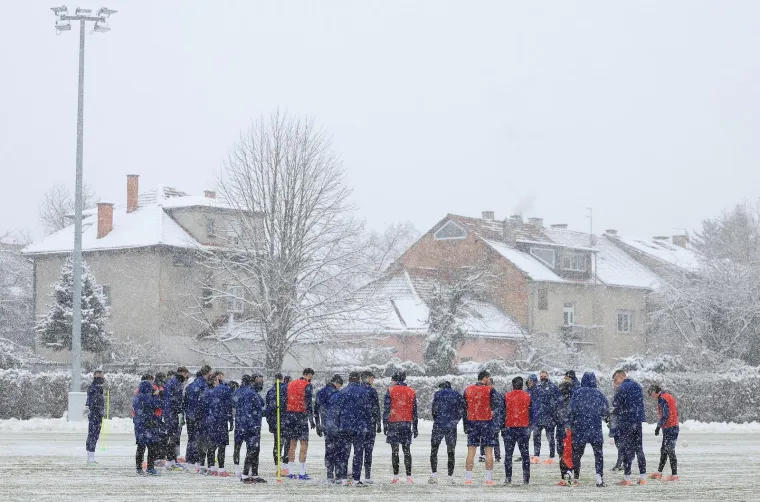Na treningu Dinama kape, &scaron;alovi i termo donje rublje, a njih dvojica 'luđaka' se skinula