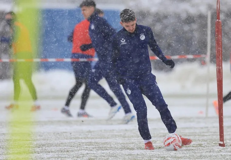 Na treningu Dinama kape, &scaron;alovi i termo donje rublje, a njih dvojica 'luđaka' se skinula