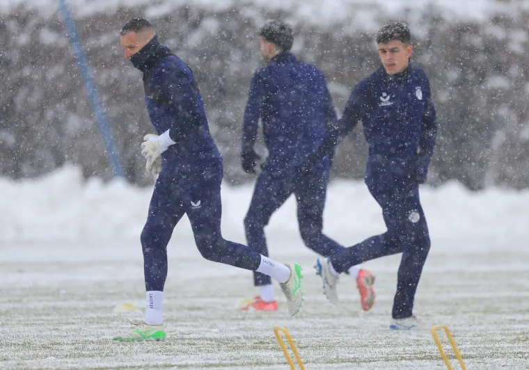 Na treningu Dinama kape, &scaron;alovi i termo donje rublje, a njih dvojica 'luđaka' se skinula