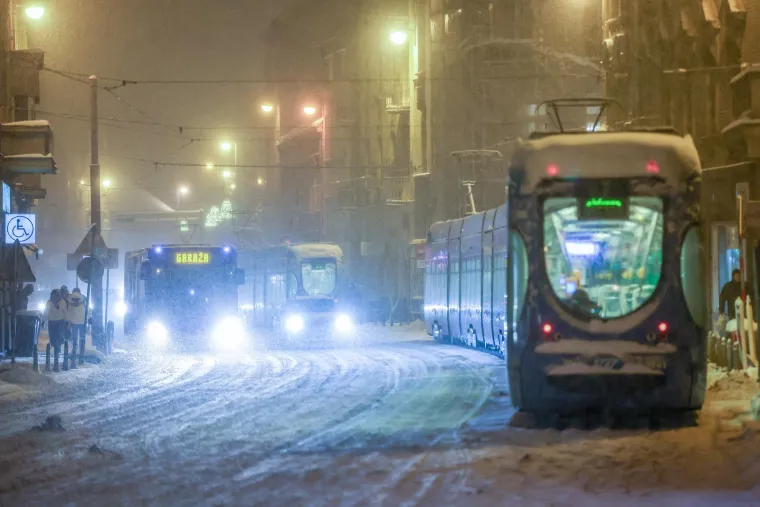 Zbog snijega iskliznulo vi&scaron;e tramvaja u Zagrebu: Pogledajte s čime odmrzavaju tračnice