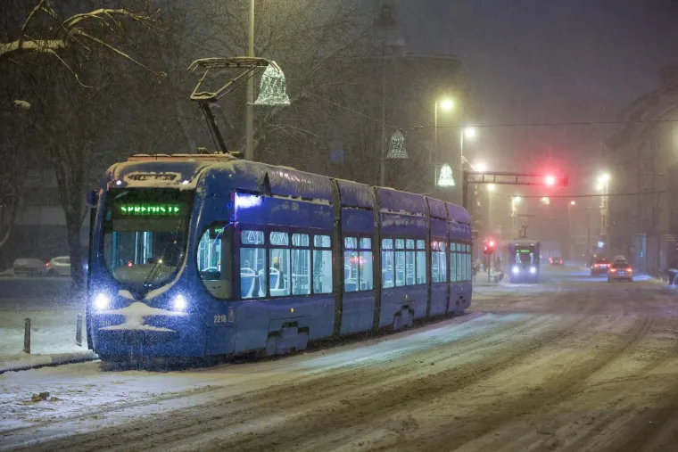 Zbog snijega iskliznulo vi&scaron;e tramvaja u Zagrebu: Pogledajte s čime odmrzavaju tračnice