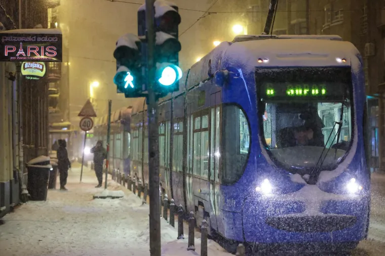 Zbog snijega iskliznulo vi&scaron;e tramvaja u Zagrebu: Pogledajte s čime odmrzavaju tračnice