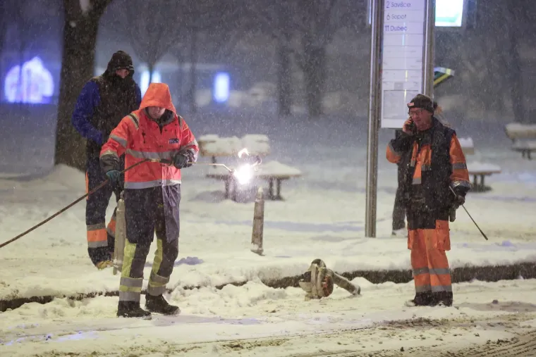 Zbog snijega iskliznulo vi&scaron;e tramvaja u Zagrebu: Pogledajte s čime odmrzavaju tračnice