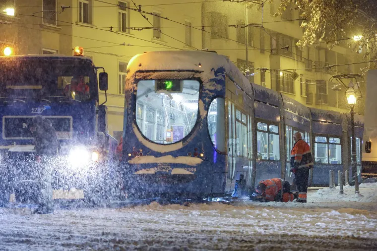 Zbog snijega iskliznulo vi&scaron;e tramvaja u Zagrebu: Pogledajte s čime odmrzavaju tračnice
