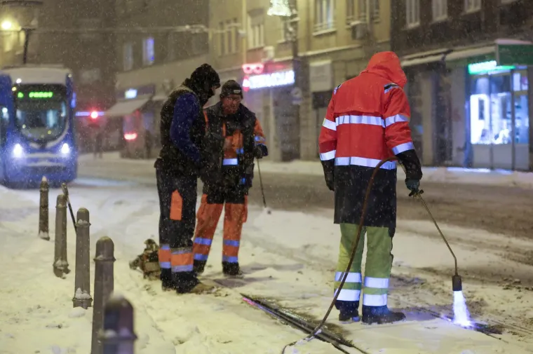 Zbog snijega iskliznulo vi&scaron;e tramvaja u Zagrebu: Pogledajte s čime odmrzavaju tračnice
