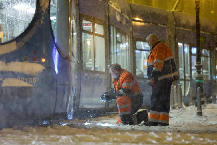 Zbog snijega iskliznulo vi&scaron;e tramvaja u Zagrebu: Pogledajte s čime odmrzavaju tračnice