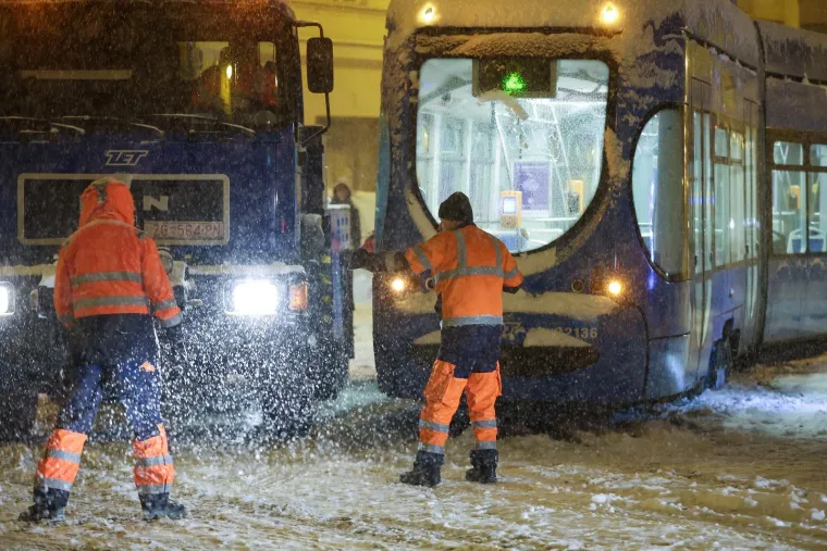 Zbog snijega iskliznulo vi&scaron;e tramvaja u Zagrebu: Pogledajte s čime odmrzavaju tračnice