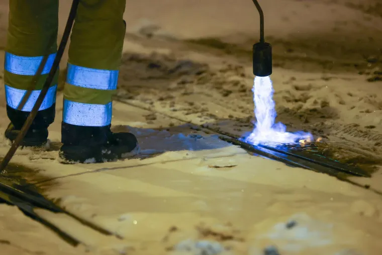 Zbog snijega iskliznulo vi&scaron;e tramvaja u Zagrebu: Pogledajte s čime odmrzavaju tračnice
