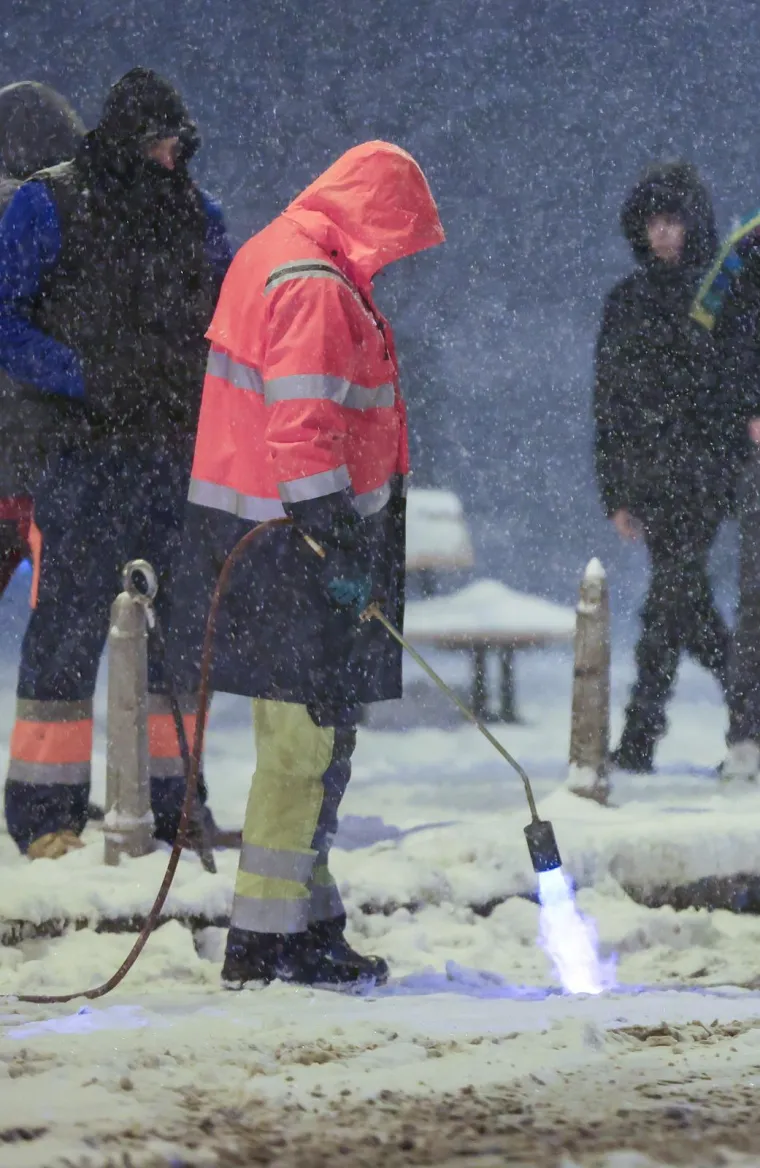 Zbog snijega iskliznulo vi&scaron;e tramvaja u Zagrebu: Pogledajte s čime odmrzavaju tračnice
