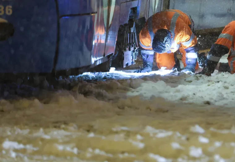 Zbog snijega iskliznulo vi&scaron;e tramvaja u Zagrebu: Pogledajte s čime odmrzavaju tračnice