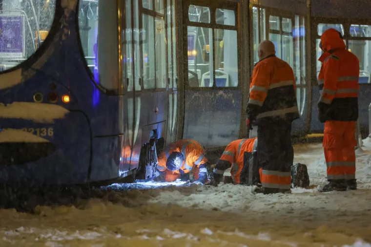 Zbog snijega iskliznulo vi&scaron;e tramvaja u Zagrebu: Pogledajte s čime odmrzavaju tračnice