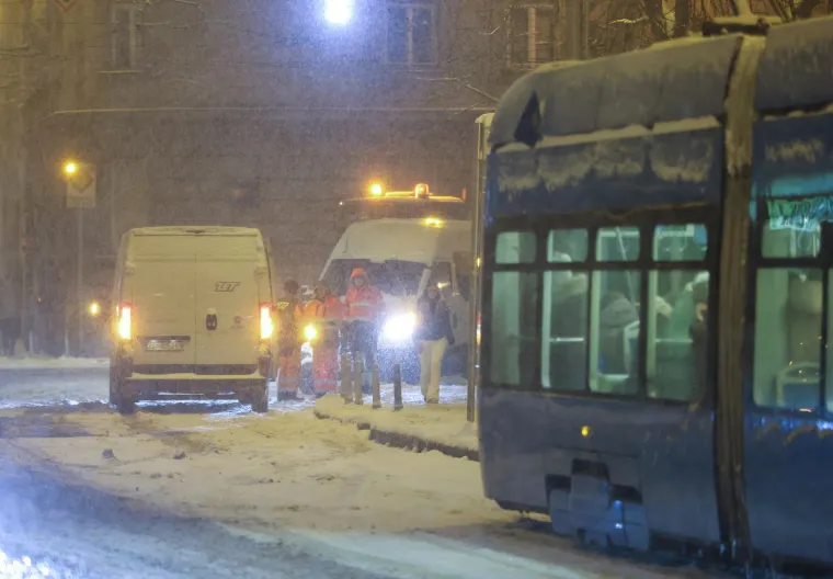 Zbog snijega iskliznulo vi&scaron;e tramvaja u Zagrebu: Pogledajte s čime odmrzavaju tračnice