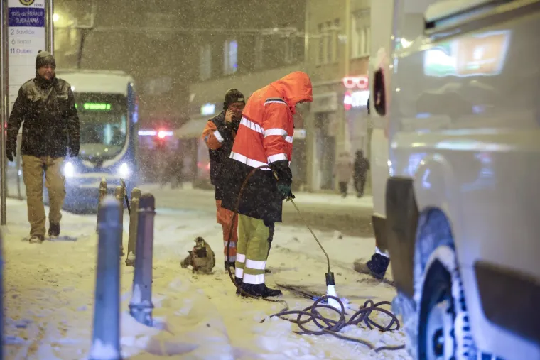 Zbog snijega iskliznulo vi&scaron;e tramvaja u Zagrebu: Pogledajte s čime odmrzavaju tračnice