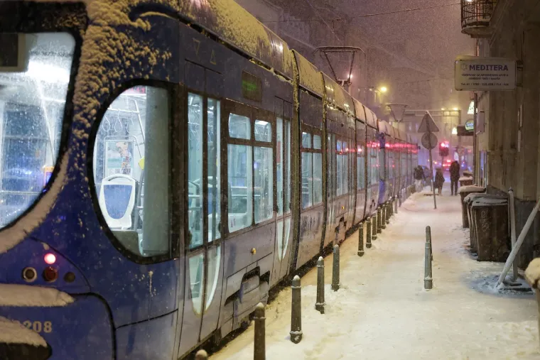 Zbog snijega iskliznulo vi&scaron;e tramvaja u Zagrebu: Pogledajte s čime odmrzavaju tračnice