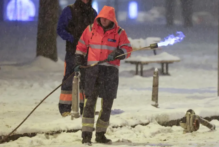 Zbog snijega iskliznulo vi&scaron;e tramvaja u Zagrebu: Pogledajte s čime odmrzavaju tračnice