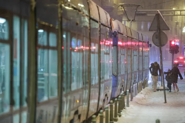 Zbog snijega iskliznulo vi&scaron;e tramvaja u Zagrebu: Pogledajte s čime odmrzavaju tračnice