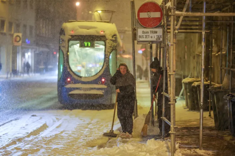 Zbog snijega iskliznulo vi&scaron;e tramvaja u Zagrebu: Pogledajte s čime odmrzavaju tračnice
