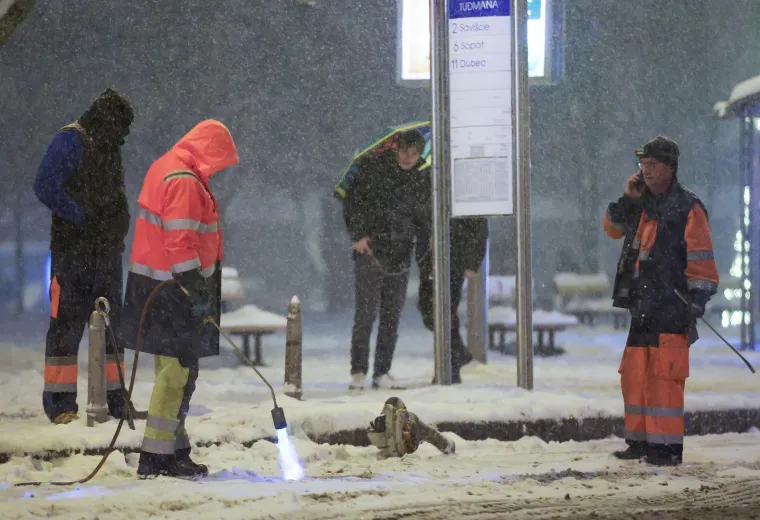 Zbog snijega iskliznulo vi&scaron;e tramvaja u Zagrebu: Pogledajte s čime odmrzavaju tračnice