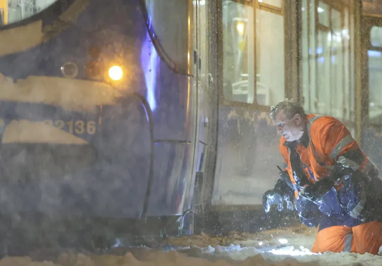 Zbog snijega iskliznulo vi&scaron;e tramvaja u Zagrebu: Pogledajte s čime odmrzavaju tračnice