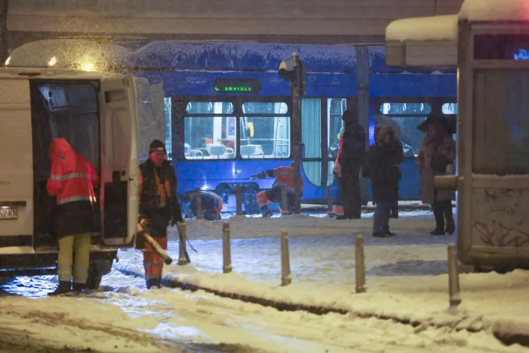 Zbog snijega iskliznulo vi&scaron;e tramvaja u Zagrebu: Pogledajte s čime odmrzavaju tračnice