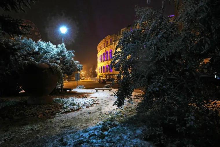 Snijeg u Puli nakon 15 godina! Rijetki prizori odu&scaron;evili građane i turiste