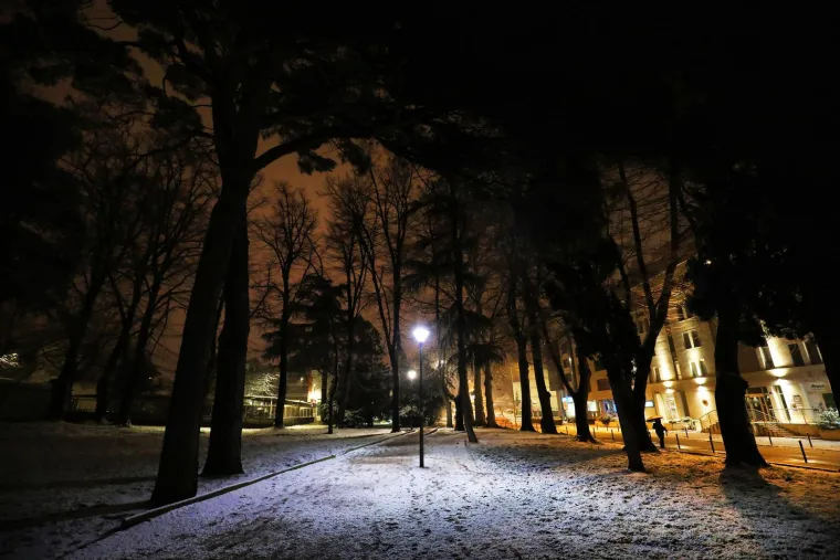 Snijeg u Puli nakon 15 godina! Rijetki prizori odu&scaron;evili građane i turiste