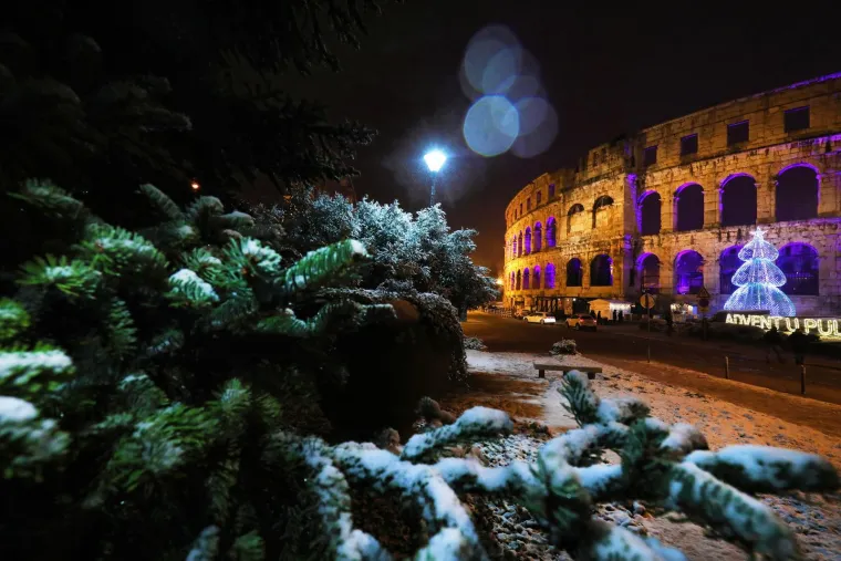Snijeg u Puli nakon 15 godina! Rijetki prizori odu&scaron;evili građane i turiste