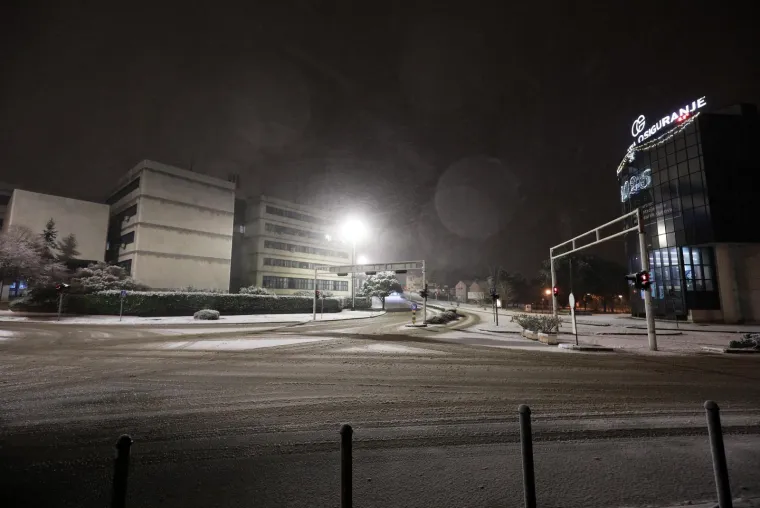 Snijeg u Puli nakon 15 godina! Rijetki prizori odu&scaron;evili građane i turiste