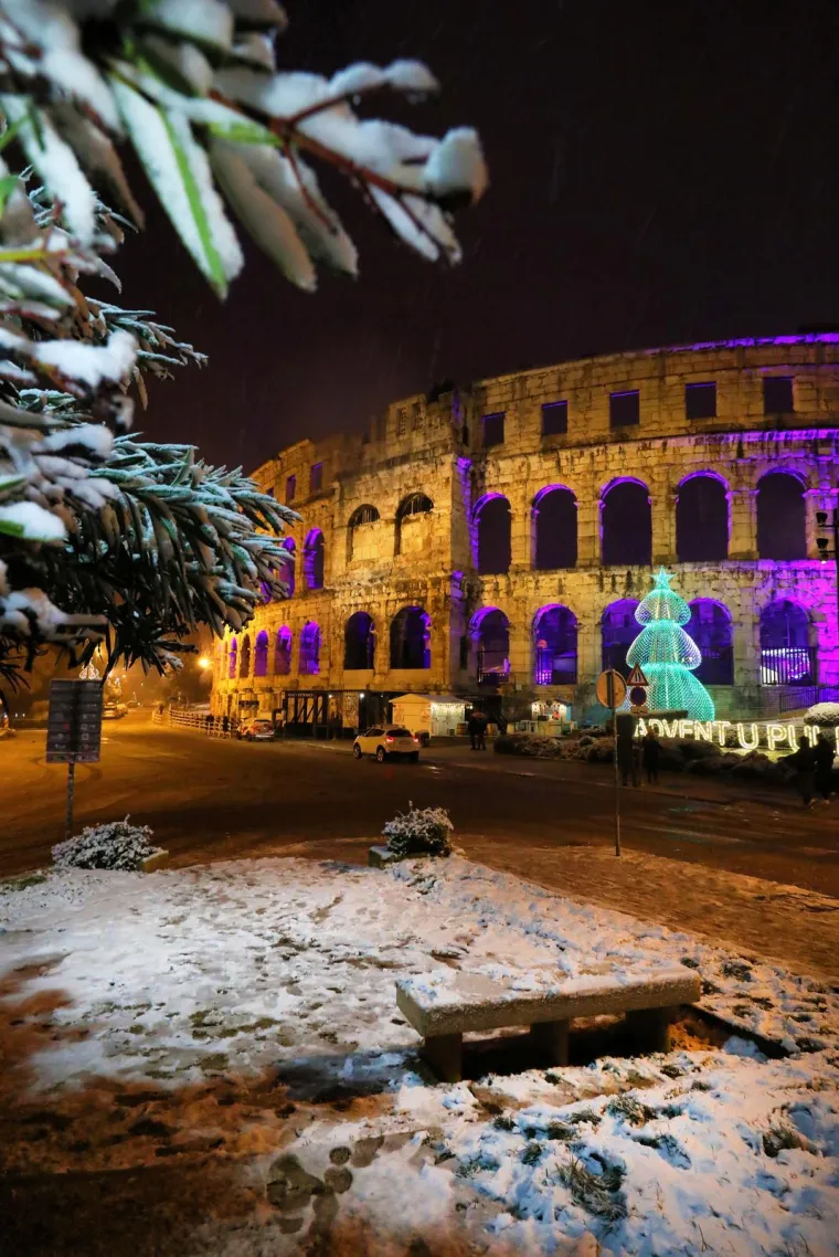 Snijeg u Puli nakon 15 godina! Rijetki prizori odu&scaron;evili građane i turiste