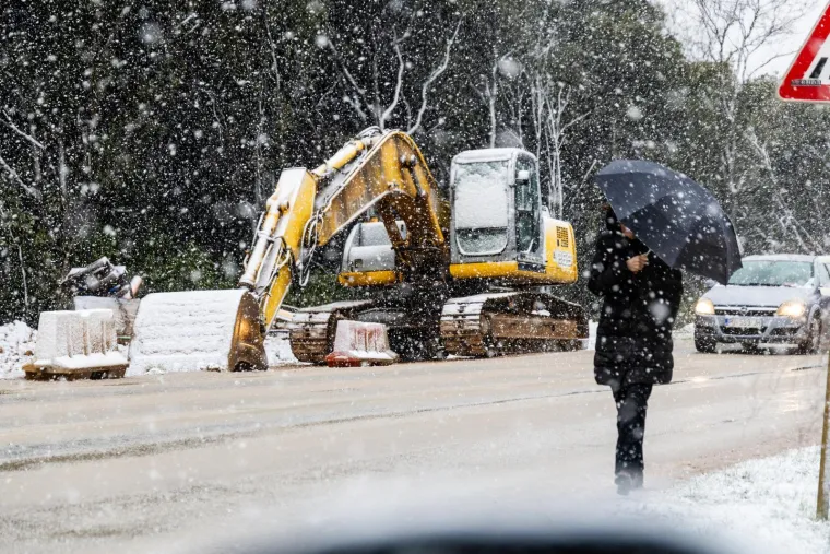Snijeg u Puli nakon 15 godina! Rijetki prizori odu&scaron;evili građane i turiste