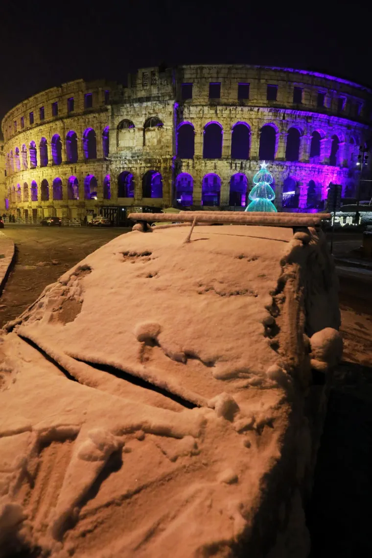 Snijeg u Puli nakon 15 godina! Rijetki prizori odu&scaron;evili građane i turiste