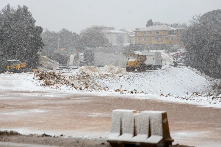 Snijeg u Puli nakon 15 godina! Rijetki prizori odu&scaron;evili građane i turiste