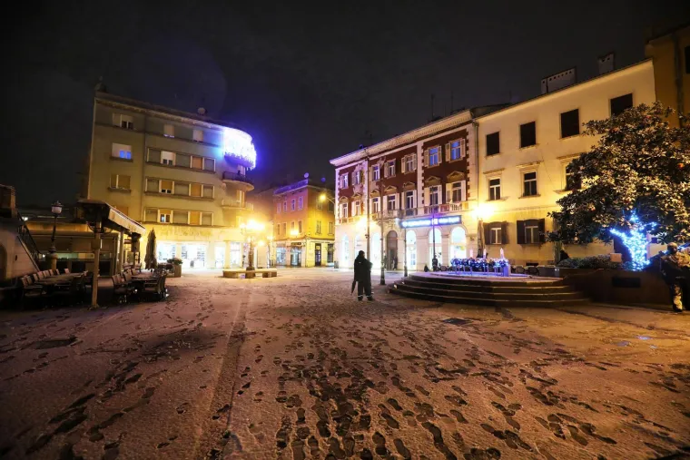 Snijeg u Puli nakon 15 godina! Rijetki prizori odu&scaron;evili građane i turiste