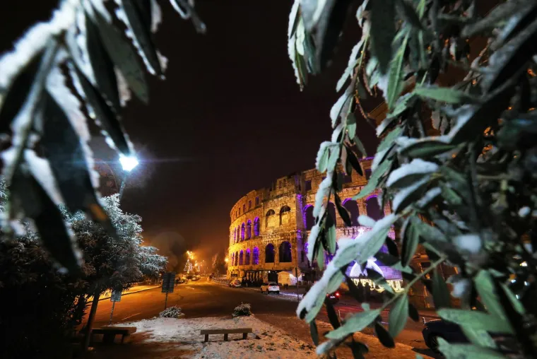 Snijeg u Puli nakon 15 godina! Rijetki prizori odu&scaron;evili građane i turiste