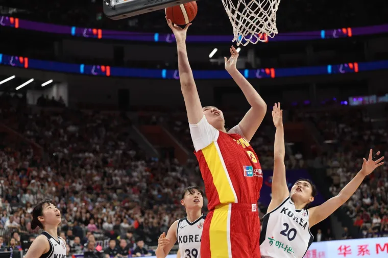 Majko mila, čime je hrane? Divovska tinejdžerica je čudo ko&scaron;arke protiv koje nitko ne može igrati