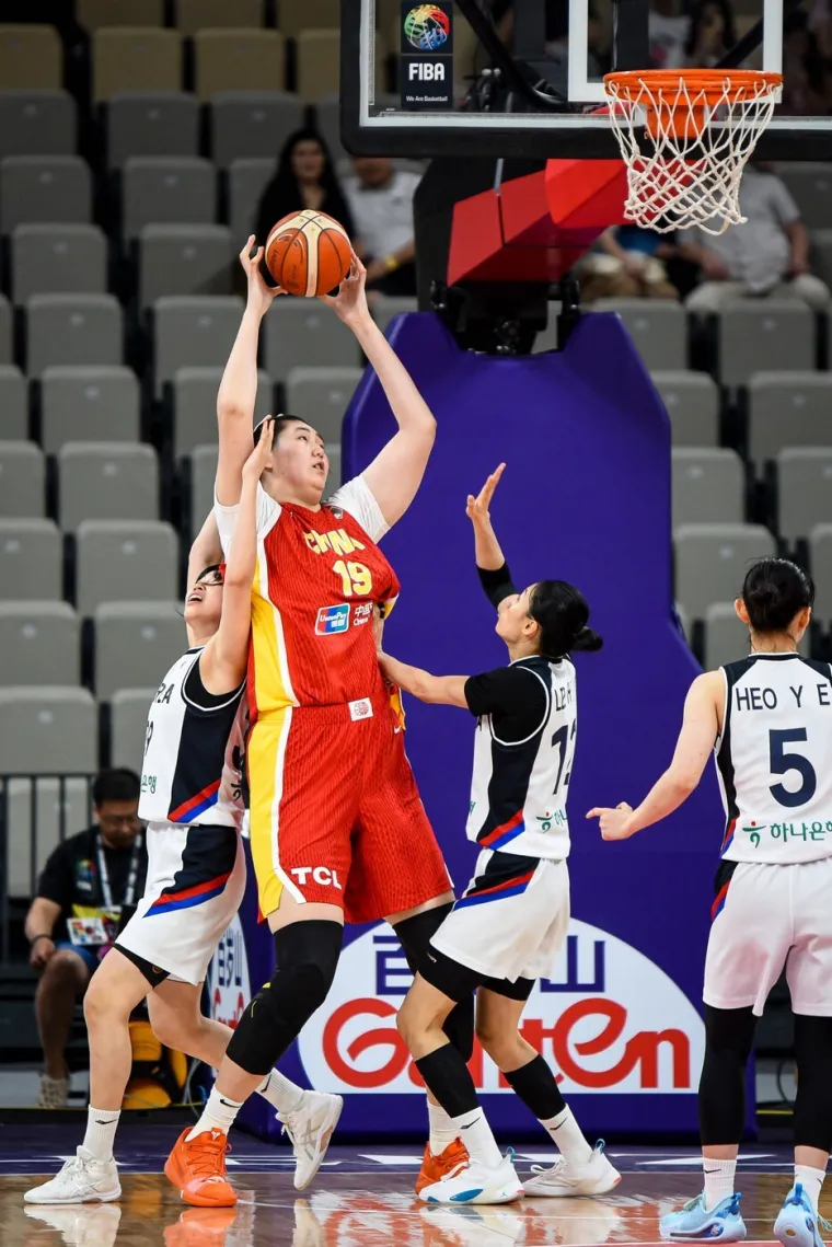 Majko mila, čime je hrane? Divovska tinejdžerica je čudo ko&scaron;arke protiv koje nitko ne može igrati