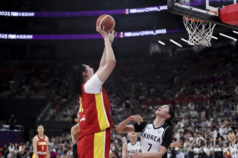 Majko mila, čime je hrane? Divovska tinejdžerica je čudo ko&scaron;arke protiv koje nitko ne može igrati