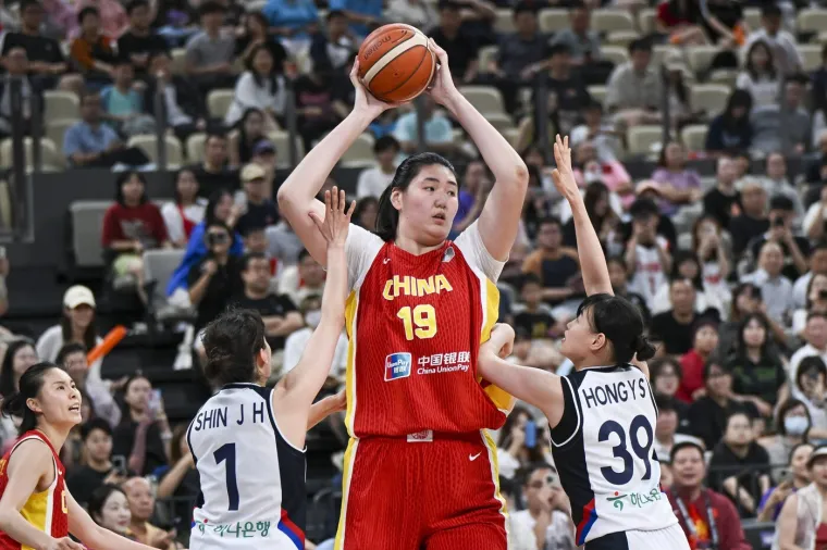 Majko mila, čime je hrane? Divovska tinejdžerica je čudo ko&scaron;arke protiv koje nitko ne može igrati