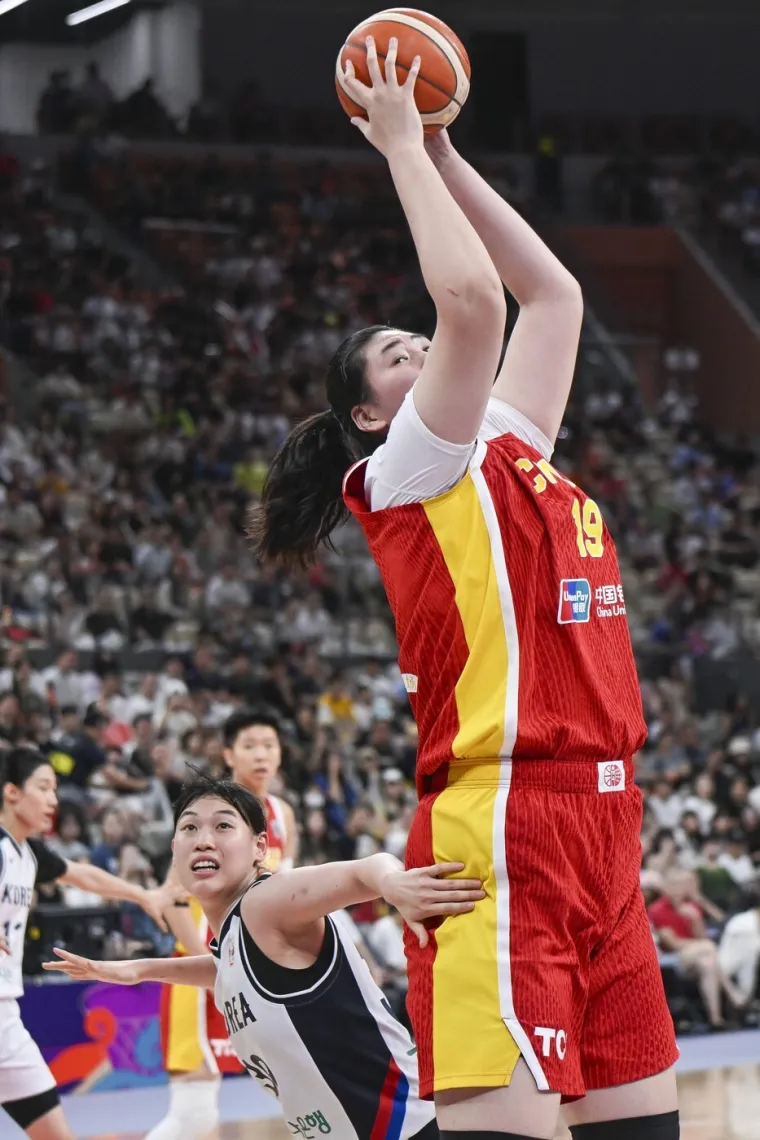 Majko mila, čime je hrane? Divovska tinejdžerica je čudo ko&scaron;arke protiv koje nitko ne može igrati