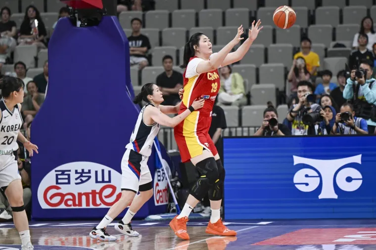 Majko mila, čime je hrane? Divovska tinejdžerica je čudo ko&scaron;arke protiv koje nitko ne može igrati